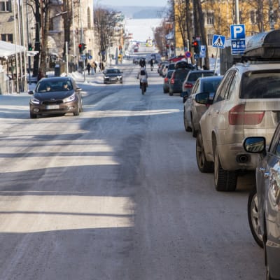 Autoja pysäköitynä Kuopion keskustassa Kauppakadulla.