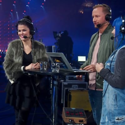 Saara Aalto, Mikko Silvennoinen ja Aino "Aikku" Kurkinen Espoo Metro Areenalla UMK18-etkot -lähetyksessä