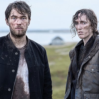 Seriens Monsters huvudkaraktärer Joel (Jakob Oftebro) och Hedda (Ingvild Holthe Bygdnes) med smutsiga ansikten och kläder. 