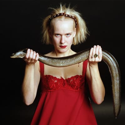 Kuvassa näyttelijä Leea Klemola radiodraamassa Kuningatar K.