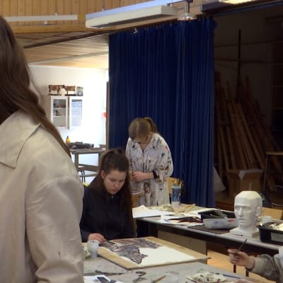 Konststuderande vid Västra Nylands folkhögskola i Karis. 