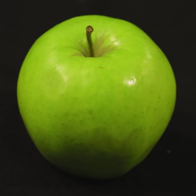 Vihreä Granny Smith -omena mustalla taustalla