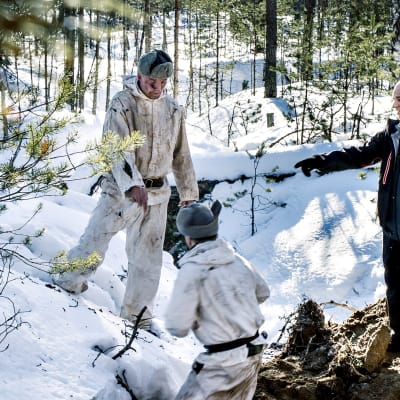 Kuva Tuntematon sotilas -elokuvan testikuvauksista huhtikuulta 2016. Ohjaaja Aku Louhimiehen (oik.) opastaa näyttelijöitä.