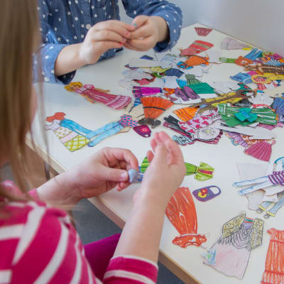 Lapset leikkimässä paperinukeilla Kesämäen päiväkodissa Lappeenrannassa.