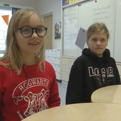 två flickor i skolklass