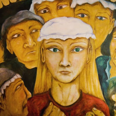 Piirroksessa nainen katsoo suoraan kohti, päässä valkoinen vanhanaikainen päähine, ympärillä ihmisiä, jotka tuijottavat häntä