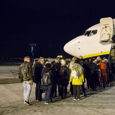 Ryanair saapuu Lappeenrantaan, ja lähtevät matkustajat jonottavat kyytiin.