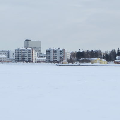 Kemin kaupunki kuvattuna jäältä käsin.