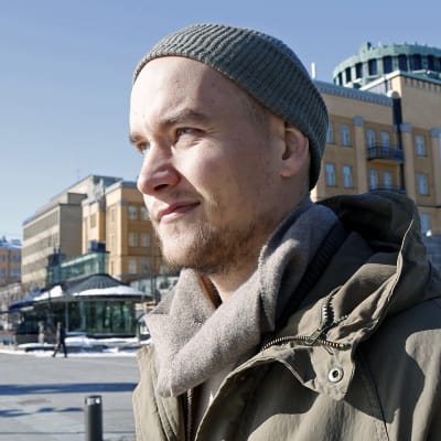 Axel Vaasan torilla kevättalven auringossa.