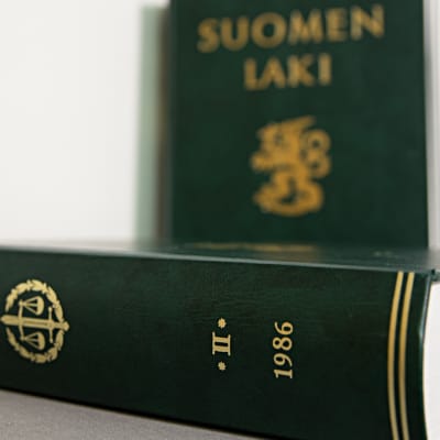 Suomen lakikirjoja vuodelta 1986 ja 1987.
