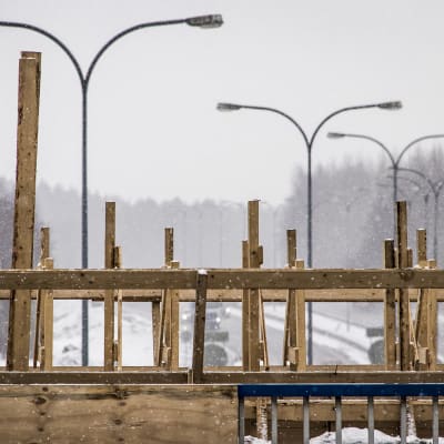 Nelostien remontti Oulussa Kajaanintien kohdalla 9.4.2018.