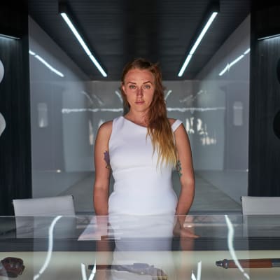 ihmishahmoinen robotti asetiskin takana westworld 