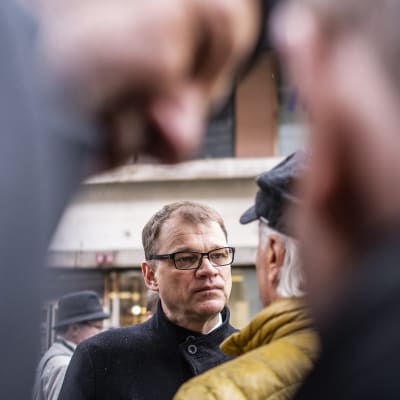 Pääministeri Juha Sipilä tapaa ihmisiä keskustan puoluevaltuuston vuosikokouksen yhteydessä Lanunaukiolla Lahdessa lauantaina 21. huhtikuuta