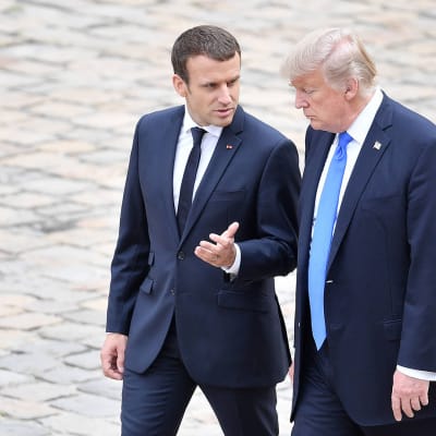 Ranskan presidentti Emmanuel Macron ja Yhdysvaltain presidentti Donald Trump kuvattuna Trumpin valtiovierailun aikana Pariisissa 13. heinäkuuta 2017.