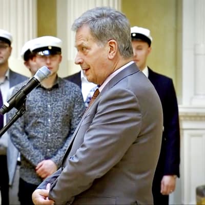Sauli Niinistö ja Jenni Haukio vastaanottavat perinteiset vapputervehdyksen Ylioppilaskunnan Laulajilta 1. toukokuuta 2018.