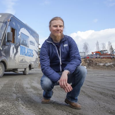 Maaninkalainen nuoriso-ohjaaja Kimmo Pölkki Walkers-auton edessä