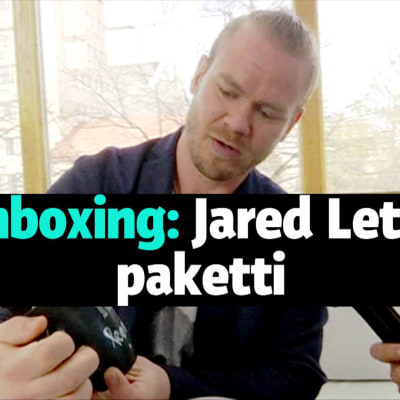 Jared Leton paketin avaamista