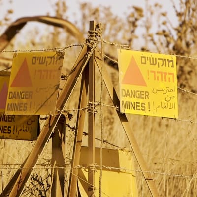Kyltti varoittaa miinoista Israelin miehittämillä Golanin kukkuloilla. Golan on yksi Syyrian ja Israelin välejä hiertävistä kysymyksistä.