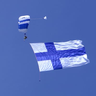 Suomen lippu taivaalla