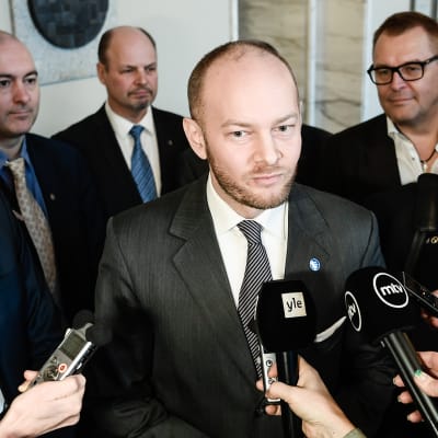 Siniset lupaa tehdä ison paljastuksen - tiedotustilaisuus eduskunnassa
