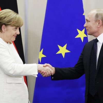 Vladimir Putin ja Angela Merkel kättelevät Sotšissa.