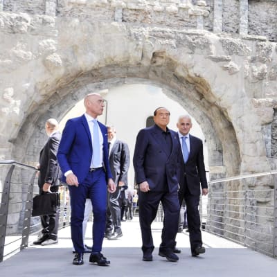 Silvio Berlusconi seurueineen.