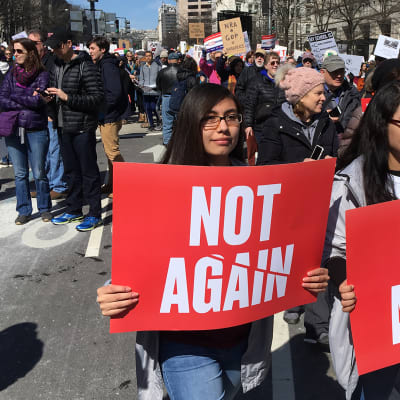 Naiset kantavat kylttejä "Not again" March for our Lives -mielenosoitusksessa.