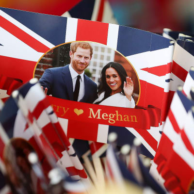 Pieniä englannin lippuja joissa on Prinssi Harry ja Meghan Marklen kuva.