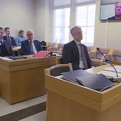 Ihmisiä käräjillä