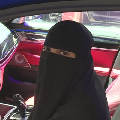 Saudisk kvinna i bil. Kvinnor i Saudiarabien år börja köra bil