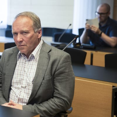 Teuvo Hakkarainen käräjänoikeudessa.