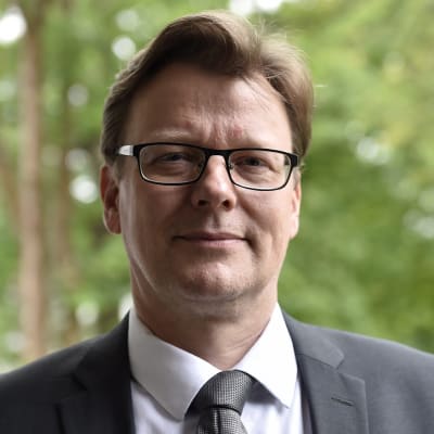 Asiantuntijatehtävissä Suomen Pankissa vuodesta 1995 työskennellyt kauppatieteen tohtori Tuomas Välimäki kuvattuna Tuusulassa tiistaina 3. heinäkuuta 2018.