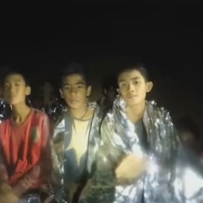 Uusi video Thaimaan luolasta: Avaruushuopiin kääriytyneet pojat sanovat olevansa hyvässä kunnossa