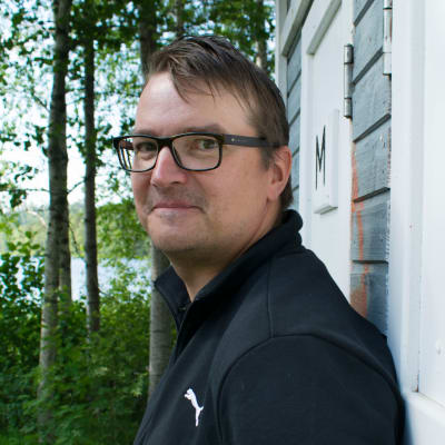 Timo J. Tuikka katsoo kameraan.