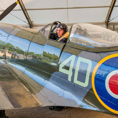 Historiallinen ilmanäytös Lontoon taivaalla: Sadan koneen ylilento kruunaa Britannian ilmavoimien satavuotisjuhlan