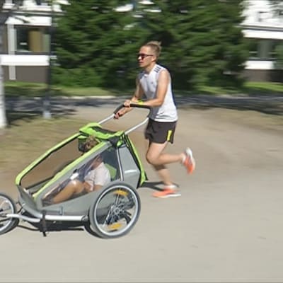 Jukka Vaara juoksee lastenvaunun kanssa