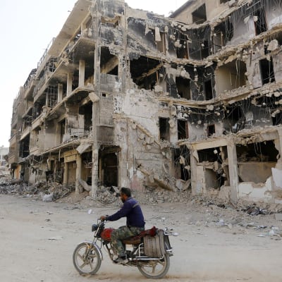 Sodassa tuhoutuneita rakennuksia Damaskoksessa 15. heinäkuuta.