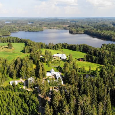metsää ja järveä ja Lintulan luostari