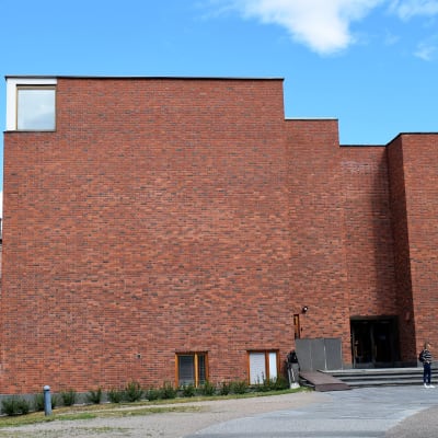 Jyväskylän yliopiston päärakennuksen eteläinen julkisivu.