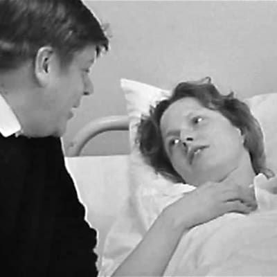 Gunnar och Stina Bergström på sjukhus, 1972
