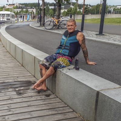 Jyväskyläläinen Miika Tourunen on flyboardingin maailmanmestari ja Suomen mestari