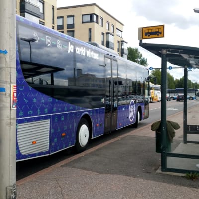 Linja-auto bussipysäkillä Kouvolan keskustassa.