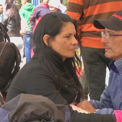 Venezuelasta talouskriisiä paennut pariskunta jäi jumiin Kolumbian ja Ecuadorin rajalle satojen muiden tavoin.