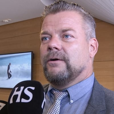 Jari Sillanpää haastattelussa oikeussalin edessä.