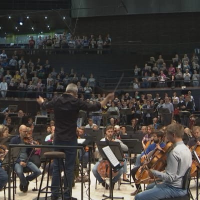 Hannu Lintu dirigerar symfoniorkester 