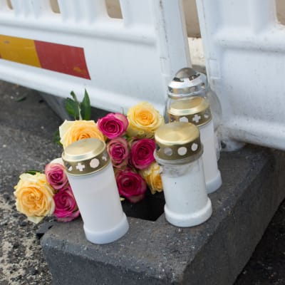 Kynttilöitä ja kukkia bussiturman onnettomuuspaikalla Kuopiossa