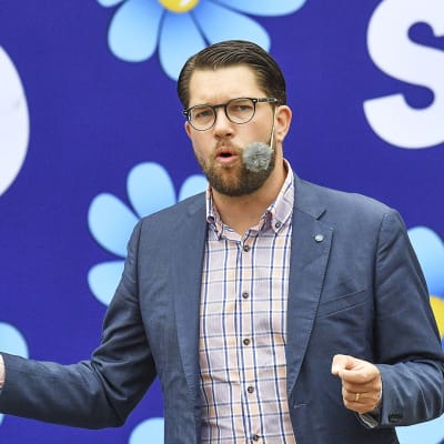 Ruotsidemokraattien Jimmie Åkesson vaalitilaisuudessa Landskronassa.