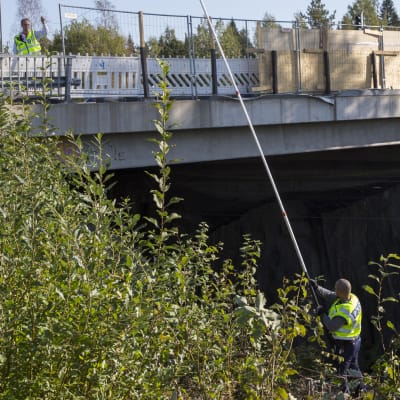 Poliisit tutkivat Kuopion bussiturman tapahtumapaikkaa.