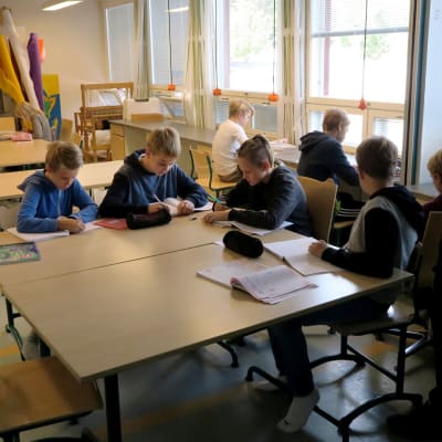 Terälahden koululaisia englannin tunnilla