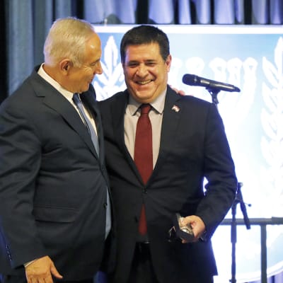 Israelin pääministeri Benjamin Netanjahu ja Paraguayn presidentti Horacio Cartes lähetystön avajaisseremoniassa.